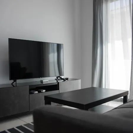 Renovated One Bedroom In With Pool פאפוס