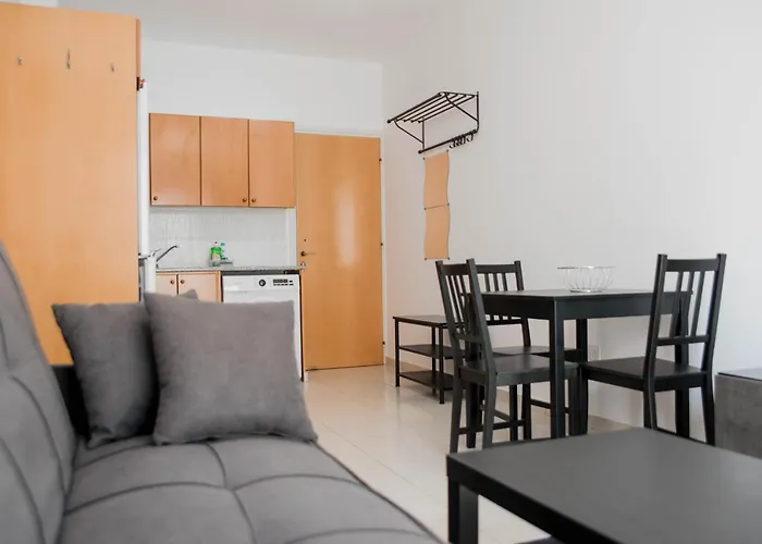 Renovated One Bedroom In With Pool