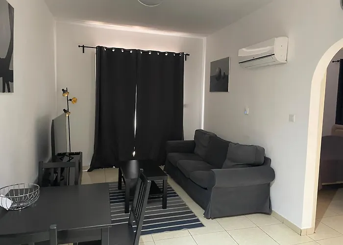 Renovated One Bedroom In With Pool